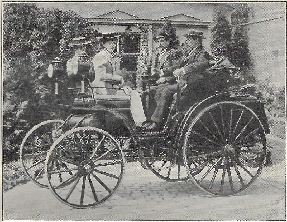 1898 - voll Stolz präsentiert sich B.H. Mayer als erster Besitzer eines Automobils in Pforzheim