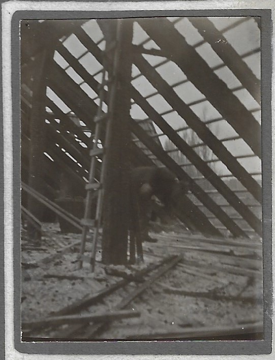 Weitere Ansicht des ausgebrannten Dachstuhls der B.H. Mayer's Kunst-Präge-Anstalt von 1900